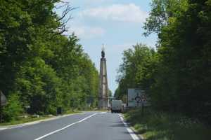 Obélisque de Villeneuve‑le‑Comte(001)